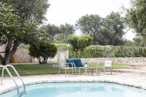 The swimming pool at or close to trullo degli ulivi con piscina e vasca per bambini