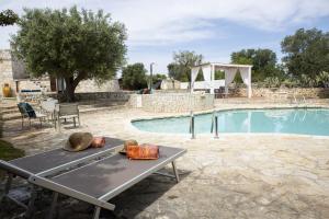 The swimming pool at or close to trullo degli ulivi con piscina e vasca per bambini