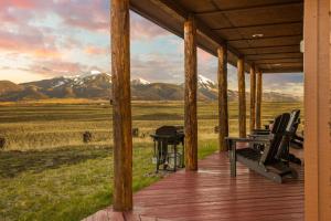 Gambar di galeri bagi Cabin on 20 Acres, Wildlife, Big Views, Firepit, Close to Yellowstone di Livingston