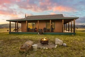 Gambar di galeri bagi Cabin on 20 Acres, Wildlife, Big Views, Firepit, Close to Yellowstone di Livingston
