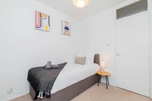 Ένα ή περισσότερα κρεβάτια σε δωμάτιο στο Spacious 4 Bed House w Parking in Milton Keynes