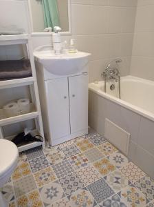 a bathroom with a sink and a tub and a toilet at Staszica Centrum in Lublin
