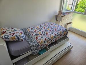 a small bedroom with a bed and a dresser at Chambres près des 24H avec 1 lit et 1 lit d'appoint -60kg in Le Mans