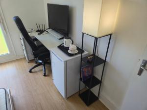 an office with a desk with a computer and a chair at Chambres près des 24H avec 1 lit et 1 lit d'appoint -60kg in Le Mans +13 photos