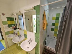 Koupelna v ubytování Hostel Renato + 37 fotografií