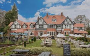 伯利白色布克酒店的一座大建筑前面设有桌椅