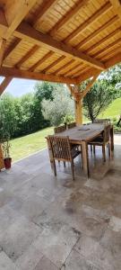 Patio nebo venkovní prostory v ubytování Maison de vacances en Périgord