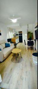 カルプにあるApartamento en cala Manzaneraのソファとテーブルのあるリビングルーム