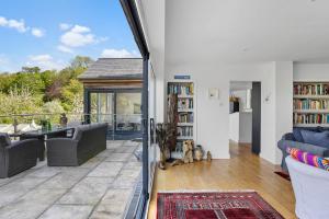 Posezení v ubytování Water Edge House & Boathouse - With Swimming Pool