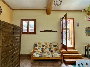 Una sala de estar con un sofá y un espejo. en Villa El Guanche, en Gáldar 20 fotos más