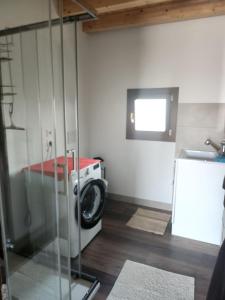 a laundry room with a washing machine and a sink at Casa Carolina in Passarella