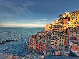a group of buildings on a hill next to the ocean at il Lunario in Riomaggiore