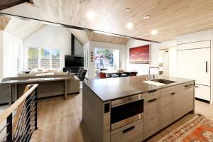 Μια τηλεόραση ή/και κέντρο ψυχαγωγίας στο Loft House 101 by Exceptional Stays