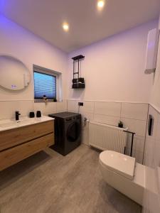 Bilik mandi di Ferienwohnung Kürenzer Auszeit