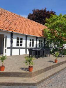 a patio with a table and chairs in front of a building at Walnuss in Nylarskirke