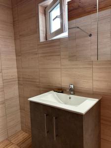 une salle de bain avec un lavabo et un miroir dans l'établissement Anemelo house by the Kontogialos beach, à Pelekas