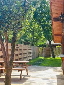 Taman di luar Cabin, terrace and enclosed garden