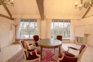 a dining room with a table and chairs at Le Moulin d'Andé in Andé