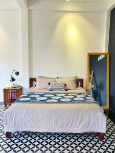 a large bed in a bedroom with a white wall at QiHome Phú Quý in Cu Lao Thu