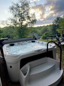 eine Whirlpool-Badewanne auf einer Terrasse in der Unterkunft Spotless, Comfortable home with Hot Tub! in Fieldale