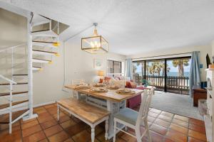 una sala da pranzo e un soggiorno con tavolo e sedie di Beachfront Aldea 6 a Clearwater Beach