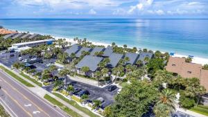 una vista aerea di un resort con l'oceano di Beachfront Aldea 6 a Clearwater Beach