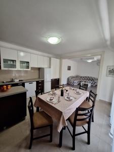 Kuchyň nebo kuchyňský kout v ubytování APARTMANI LANA