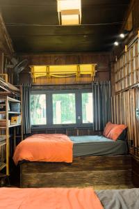 Giường trong phòng chung tại Thỏ Non Garden - Bảo Lộc Center 02