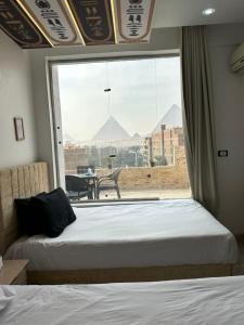 Voodi või voodid majutusasutuse Linda Pyramids view toas