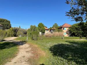 a dirt road in front of a house at Appartement 2 chambres in Prayssac