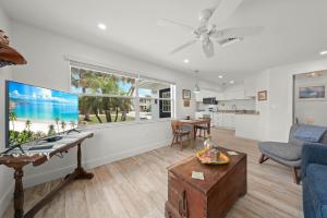 Μια τηλεόραση ή/και κέντρο ψυχαγωγίας στο Beach Road Bungalow