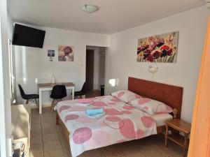 Postel nebo postele na pokoji v ubytování Apartman i sobe Martina