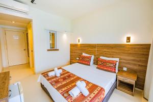 Кровать или кровати в номере La Moda Beach Hotel