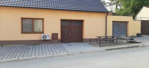 Budova, kde se apartmán nachází + 1 fotografie