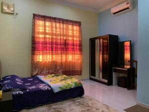 Ένα ή περισσότερα κρεβάτια σε δωμάτιο στο Faiz Homestay