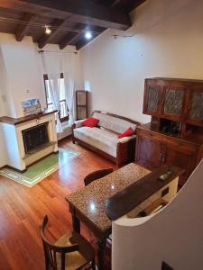 ein Wohnzimmer mit Couch und Kamin in der Unterkunft GuascoHome in Reggio nell'Emilia