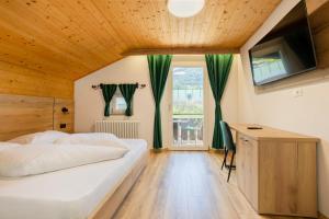 Postel nebo postele na pokoji v ubytování Gasthof Goldenes Lamm