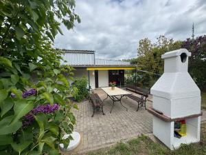 a patio with a table and a house at Matilda III - Naturidyll mit Komfort in Mirow