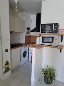 Kuchyň nebo kuchyňský kout v ubytování Trégastel Appartement 50 m de la plage