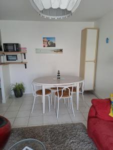 Kuchyň nebo kuchyňský kout v ubytování Trégastel Appartement 50 m de la plage