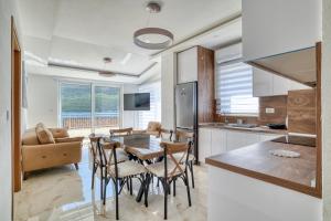 eine Küche und ein Esszimmer mit Tisch und Stühlen in der Unterkunft Apartments Ljubica in Herceg-Novi