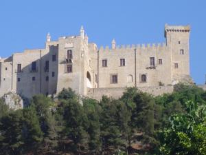 un gran castillo en la cima de una colina en Terra di Carini, en Carini