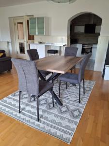 A cozinha ou kitchenette de Apartment Fasching