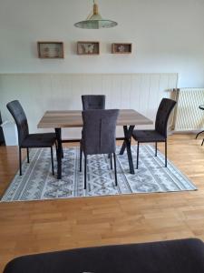 Uma área de estar em Apartment Fasching