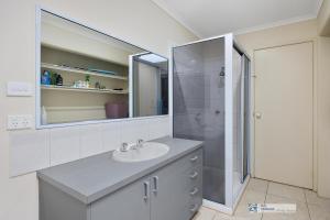 Ένα μπάνιο στο 14 Lansell Road, Cowes +7 φωτογραφίες