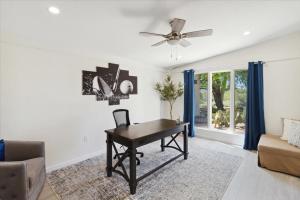 un salon avec un bureau et un canapé dans l'établissement Club Ironwood Resort Access Desert Garden & Golf, à Carefree