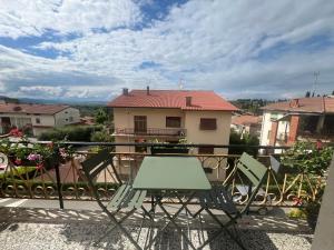 a table and chairs on the balcony of a house at Casa di Isma in San Quirico dʼOrcia