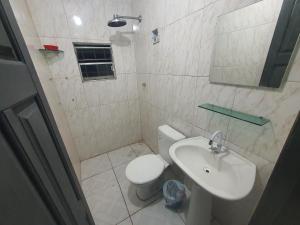 Ένα μπάνιο στο Residencial Romulo Ap 4