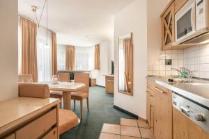 Kuchyňa alebo kuchynka v ubytovaní Appartements Aurikel Corso