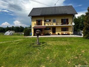 Το κτήριο όπου στεγάζεται  το διαμέρισμα